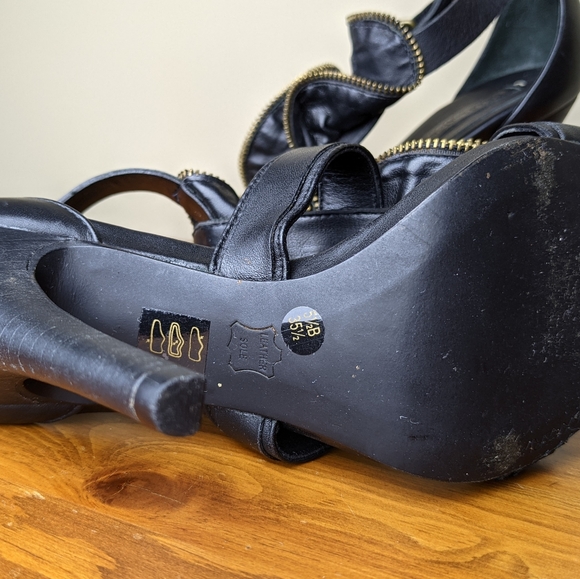 *Excellent Condition* BCBG Zipper Rose Heels - Picture 5 of 8